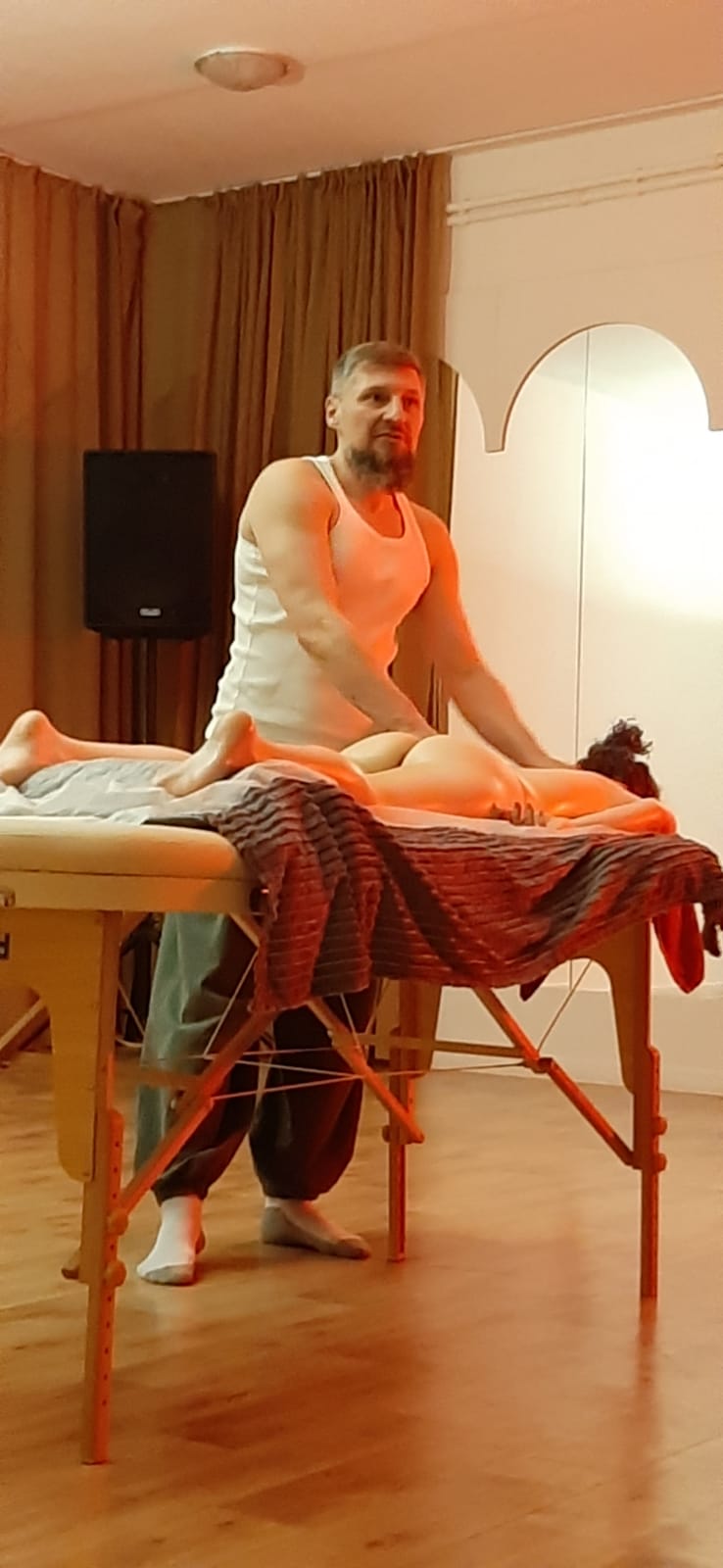 Обучение тантрическому, эротическому и йони массажу для пар и групп.